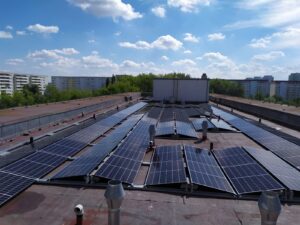 Photovoltaik auf dem Dach eines Krankenhauses